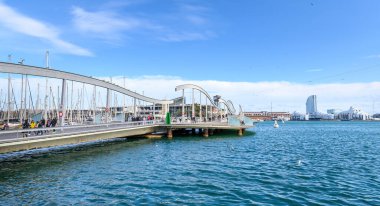 Port Vell, Barcelona, İspanya 'daki Rambla de Mar marinasında güzel gemi ve yatlar.