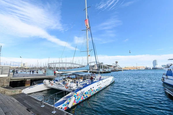 Port Vell, Barcelona, İspanya 'daki Rambla de Mar marinasında güzel gemi ve yatlar.