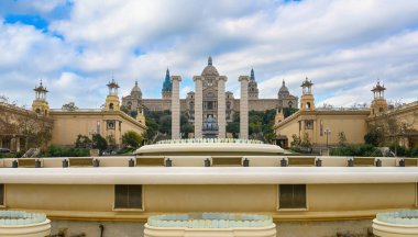 Barselona, İspanya. Montjuic Dağı 'ndaki Plaza de Espanya ve Palau de Montjuich Katalonya Ulusal Sanat Müzesi' nde manzara. The Palau Nacional 