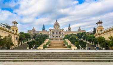 İspanya, Barcelona 'daki Plaza de Espanya ve Palau de Montjuic. Montjuic Dağı 'ndaki Katalonya Ulusal Sanat Müzesi MNAC. The Palau Nacional 