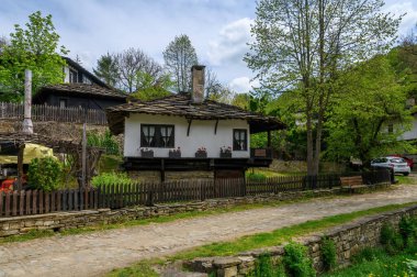 Bulgaristan 'ın Bozhentsi köyü, Gabrovo Belediyesi. Korunmuş mimarisi olan eski bir ev.