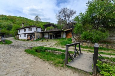 Bulgaristan 'ın Bozhentsi köyü, Gabrovo Belediyesi. Korunmuş mimarisi olan eski bir ev.