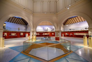 Barselona, İspanya - 12.05.2022. Katalan Arkeoloji Müzesi 'nin içi ve eserleri. 