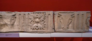 Barselona, İspanya - 12.05.2022. Katalan Arkeoloji Müzesi 'nin içi ve eserleri. 