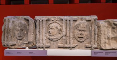 Barselona, İspanya - 12.05.2022. Katalan Arkeoloji Müzesi 'nin içi ve eserleri. 