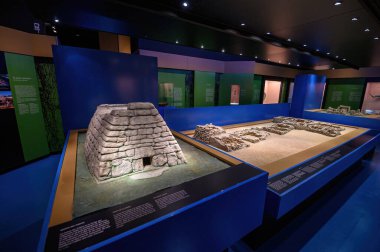 Barselona, İspanya - 12.05.2022. Katalan Arkeoloji Müzesi 'nin içi ve eserleri. 