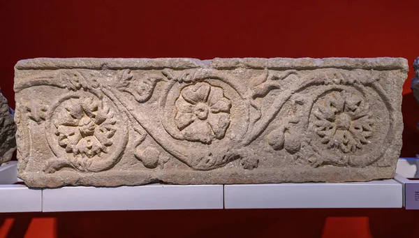 Barselona, İspanya - 12.05.2022. Katalan Arkeoloji Müzesi 'nin içi ve eserleri. 