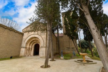 İspanya 'nın Barcelona kentindeki Poble Espanyol' da bulunan Sant Miquel Manastırı - İspanya 'nın tipik bölgesel mimarisinin sergilendiği 117 binayla 1929 yılında inşa edilen açık hava müzesi.