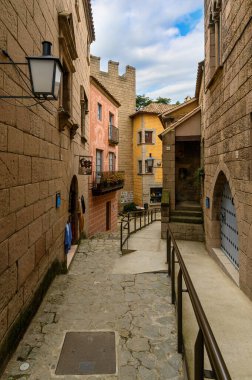 Barselona, İspanya. Poble Espanyol - İspanya 'nın tipik bölgesel mimarisini sergileyen 117 binayla 1929 yılında inşa edilen açık hava müzesi.