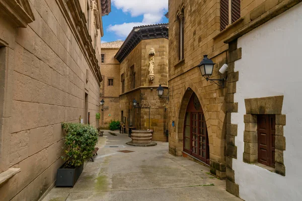 Barselona, İspanya. Poble Espanyol - İspanya 'nın tipik bölgesel mimarisini sergileyen 117 binayla 1929 yılında inşa edilen açık hava müzesi.