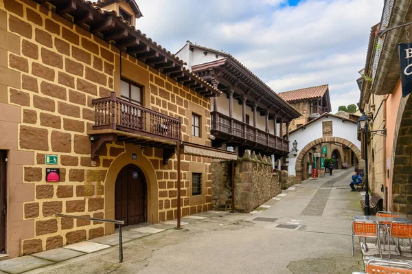 Barselona, İspanya. Poble Espanyol - İspanya 'nın tipik bölgesel mimarisini sergileyen 117 binayla 1929 yılında inşa edilen açık hava müzesi.