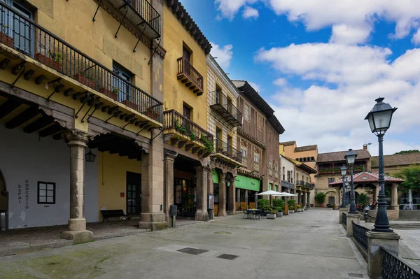 Barselona, İspanya. Poble Espanyol - İspanya 'nın tipik bölgesel mimarisini sergileyen 117 binayla 1929 yılında inşa edilen açık hava müzesi.