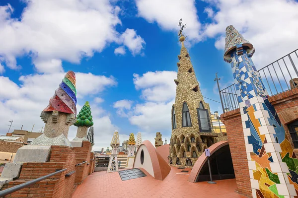 Barselona, İspanya. Katalan mimar Antoni Gaudi tarafından tasarlanan Palau Guell 'in çatısındaki kırık seramik fayansların renkli mozaik bacaları.