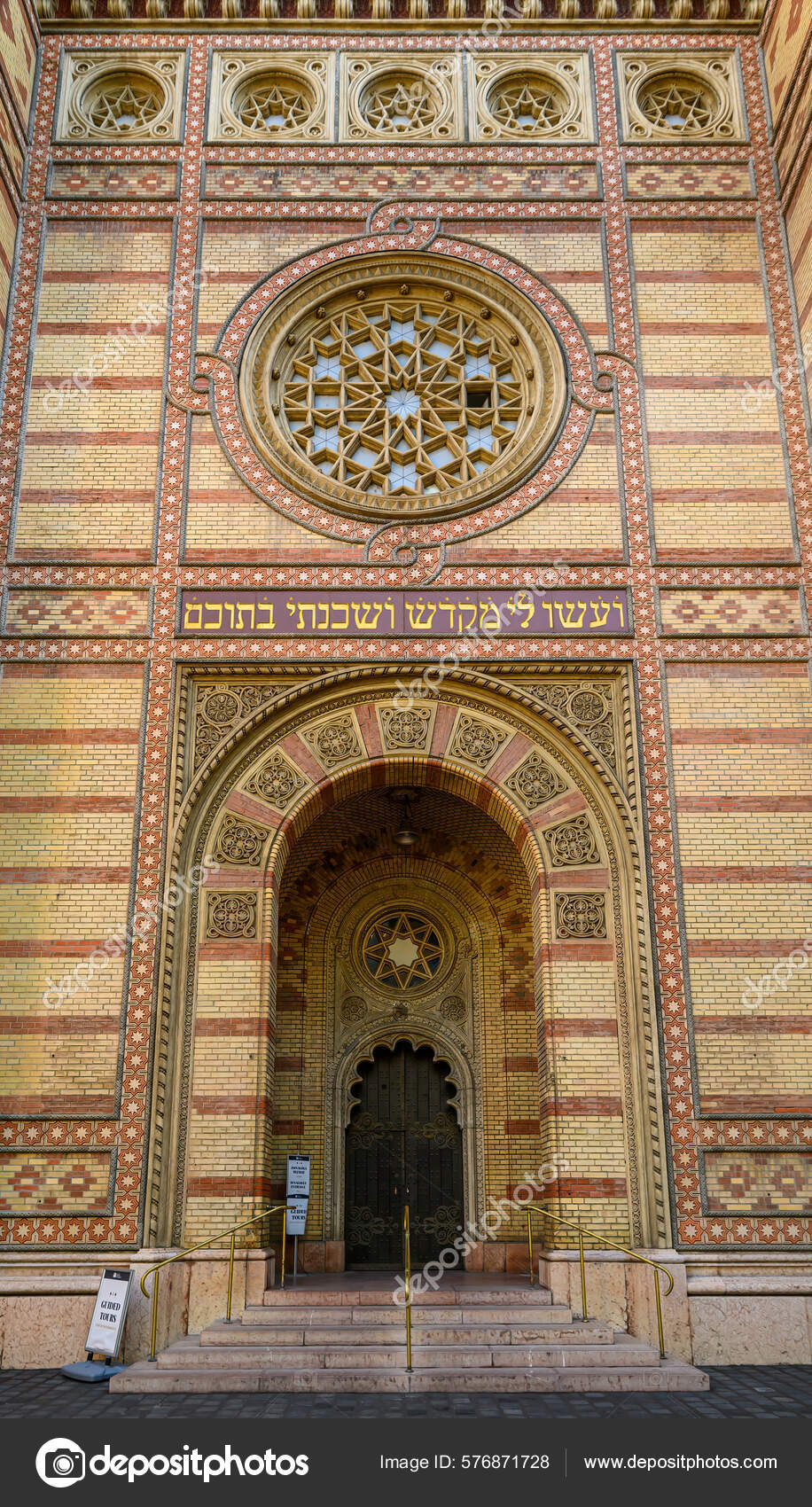 匈牙利布达佩斯Dohany街的大犹太教堂杜哈尼街犹太教堂Dohany Street Synagogue 是欧洲最大的犹太教堂—— 库存社论照片©  mitzo_bs #576871728