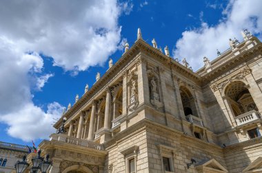 Budapeşte, Macaristan. Macar Kraliyet Opera Evi, mimarın başyapıtlarından biri olarak kabul edilir ve Avrupa 'nın en güzellerinden biridir..