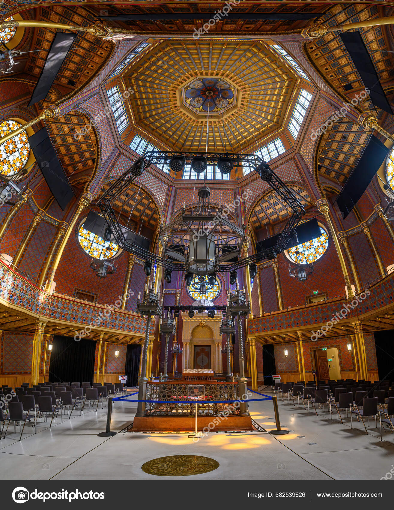 匈牙利布达佩斯Rumbach街犹太教堂的内部位于Pest的犹太人区—— 库存社论照片© mitzo_bs #582539626