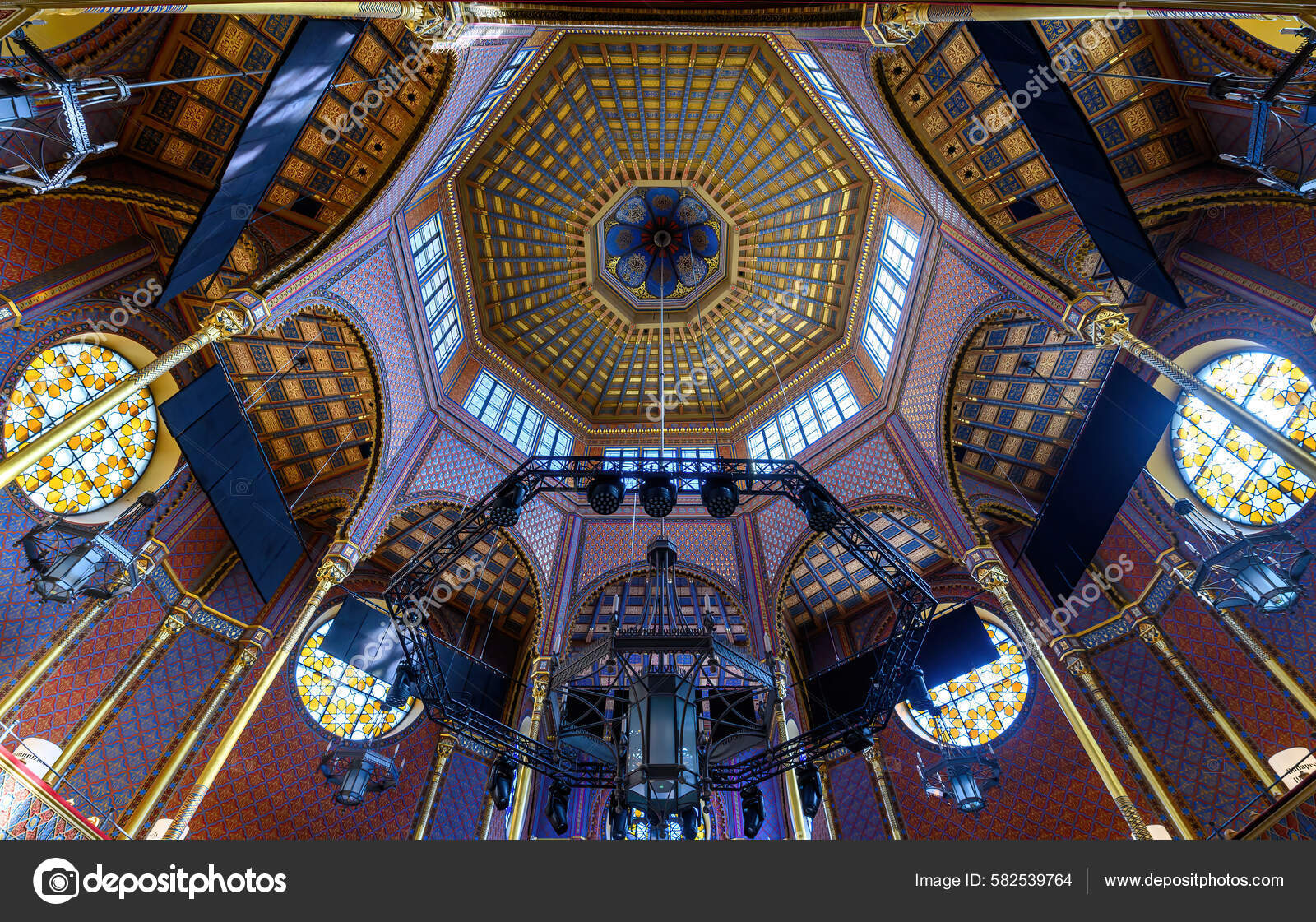 匈牙利布达佩斯Rumbach街犹太教堂的内部位于Pest的犹太人区—— 库存社论照片© mitzo_bs #582539764