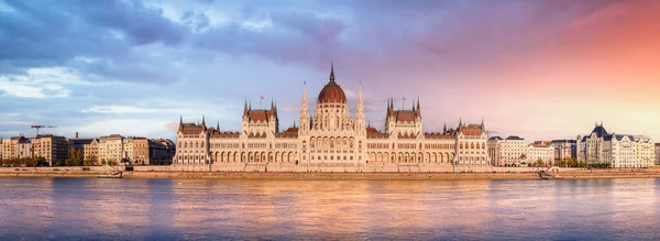 Parlament Épületének Panorámája Napkeltekor Budapesten — Stock Fotó