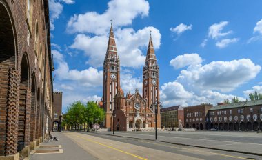 Macaristan 'ın başkenti Szeged' deki Papaz Kilisesi ve Macaristan Katedrali 'nin Panoraması