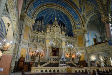 Szeged, Macaristan. Lipot Baumhorn 'un tasarladığı Szeged sinagogunun içi.