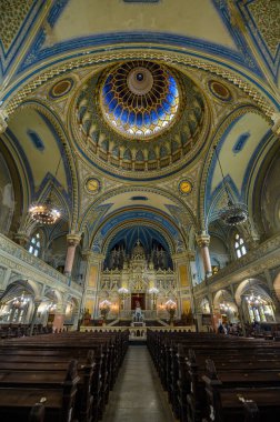 Szeged, Macaristan. Lipot Baumhorn 'un tasarladığı Szeged sinagogunun içi.
