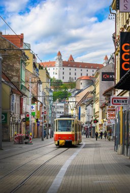 Bratislava, Slovakya. Bratislava kalesinin önündeki eski kırmızı tramvay