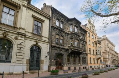 Budapeşte, Macaristan. Şehir merkezindeki güzel eski binanın ön manzarası. 