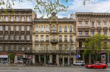 Budapeşte, Macaristan. Şehir merkezindeki güzel eski binanın ön manzarası. 