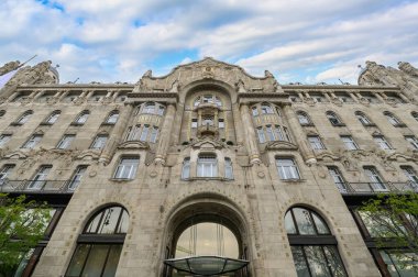 Macaristan 'ın başkenti Budapeşte' de bulunan tarihi Art Nouveau binasındaki Four Seasons Gresham Palace Hotel Budapeşte manzaralı lüks bir otel.