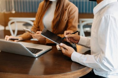Sunny Ofis 'te beyin fırtınası. Genç iş arkadaşları modern ofiste birlikte çalışırlar. İş ekibi toplantısı, çalışma süreci.