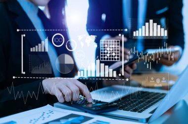 Anahtar performans göstergelerine sahip zeka ve iş analizleri. Fintech konsepti olarak Başlangıç Programı. İş ekibi toplantısı. Ofisteki profesyonel yatırımcı.