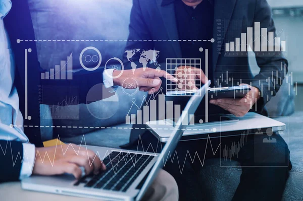 Anleger Analysieren Börsenbericht Und Finanzinstrumentarium Mit Business Intelligence Mit Schlüsselindikatoren — Stockfoto