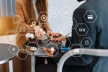 İş ekibi burada. Profesyonel yatırımcı yeni bir başlangıç projesi üzerinde çalışıyor. Sanal simge tasarım yöneticileri toplantısında dijital pazarlama ortamına sahip tablet dizüstü bilgisayar