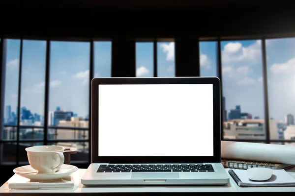Laptop Com Tela Branco Mesa Branca Com Fundo Borrado — Fotografia de Stock