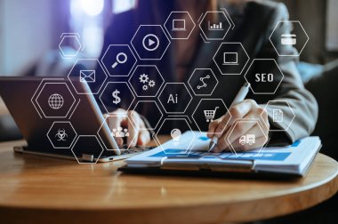 Beyaz masa üzerinde cep telefonu ve dizüstü bilgisayar kullanan iş kadını. İş zekası kavramına sahip büyük veri analizleri. VR çizelgesi ve Mexico ile grafik