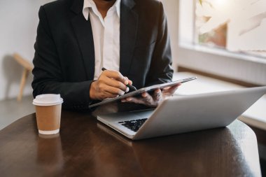  Akıllı telefon ve tablet kullanan iş adamı