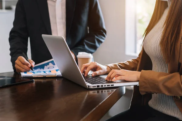 Affärspartners Diskuterar Dokument Och Idéer Med Smarta Telefoner Och Digitala — Stockfoto