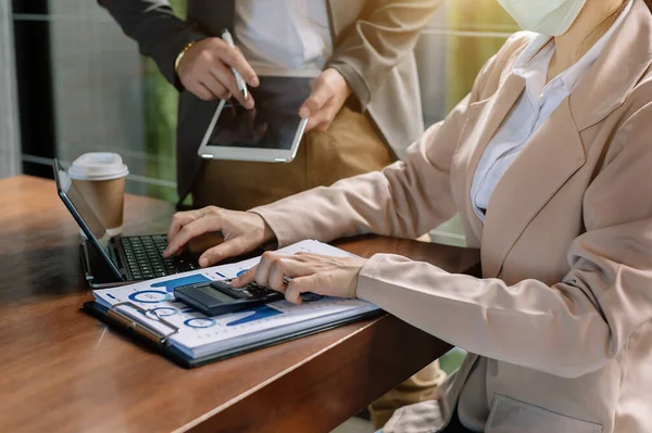 Documentos Negócios Mesa Escritório Com Telefone Inteligente Laptop Dois Colegas — Fotografia de Stock