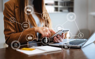  Tablet, dizüstü bilgisayar kullanan ve kredi kartlı cep telefonu olan kadın eli online bankacılık ödeme alışveriş uygulaması, sanal grafik simgesi diyagramı