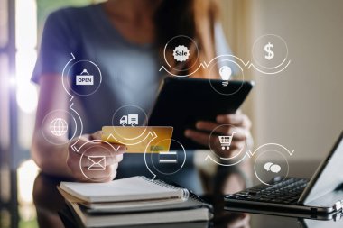 Hand 'i kredi kartı ve akıllı telefon kullanarak kapat. Bilgisayarı VR grafik diyagramı olan ahşap masanın üzerine koy.