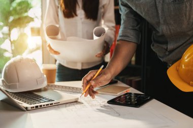 Mühendis ekip çalışması. Mimari proje için mühendis toplantısı. İş yerinde ortak ve mühendislik araçlarıyla çalışmak