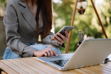 Yatırım grafiğini analiz eden ve parktaki planı tartışan iş kadınları