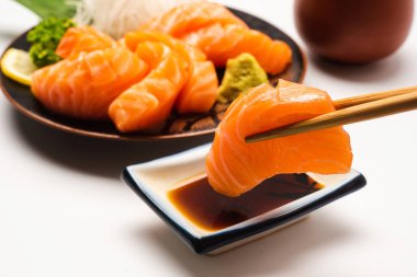 Sashimi, Somon, Japon yemek çubukları ve yalıtılmış tabağı olan wasabi.