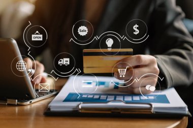 Hand 'i kredi kartı ve akıllı telefon kullanarak kapat. Bilgisayarı VR grafik diyagramı olan ahşap masanın üzerine koy.