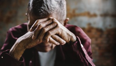 Üst düzey bir adam elleriyle yüzünü kapatıyor. Depresyon ve endişe Boşluğu kopyala.