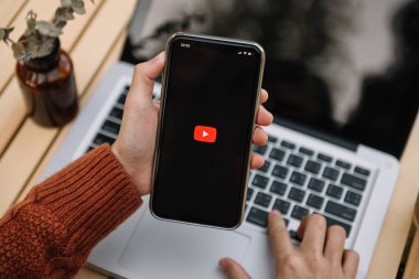 Chiang Mai Tayland. Kasım 08, 2021: Video hizmeti YouTube 'lu iPhone' u elinde tutan kadın. iPhone Apple tarafından oluşturuldu ve geliştirildi.