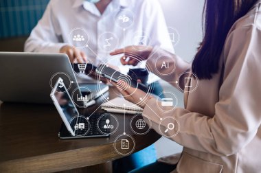 Çalışma takımı toplantısı kavramı, iş dünyası, sanal ikon pazarlama ile birlikte dizüstü bilgisayar ve dijital tablet kullanımı