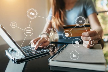 Hand 'i kredi kartı ve akıllı telefon kullanarak kapat. Bilgisayarı VR grafik diyagramı olan ahşap masanın üzerine koy.