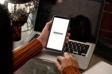 Chiang Mai Tayland. 23 Kasım 2021: iPhone 11 Pro Maksimum Amazon logosu ve kredi kartı alışverişini gösteriyor. Amazon.com, A.B.D. Uluslararası Elektronik Ticaret Şirketi