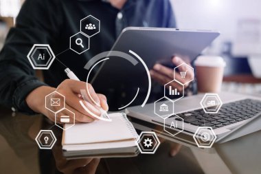 Beyaz masa üzerinde cep telefonu ve dizüstü bilgisayar kullanan iş kadını. İş zekası kavramına sahip büyük veri analizleri. VR çizelgesi ve Mexico ile grafik